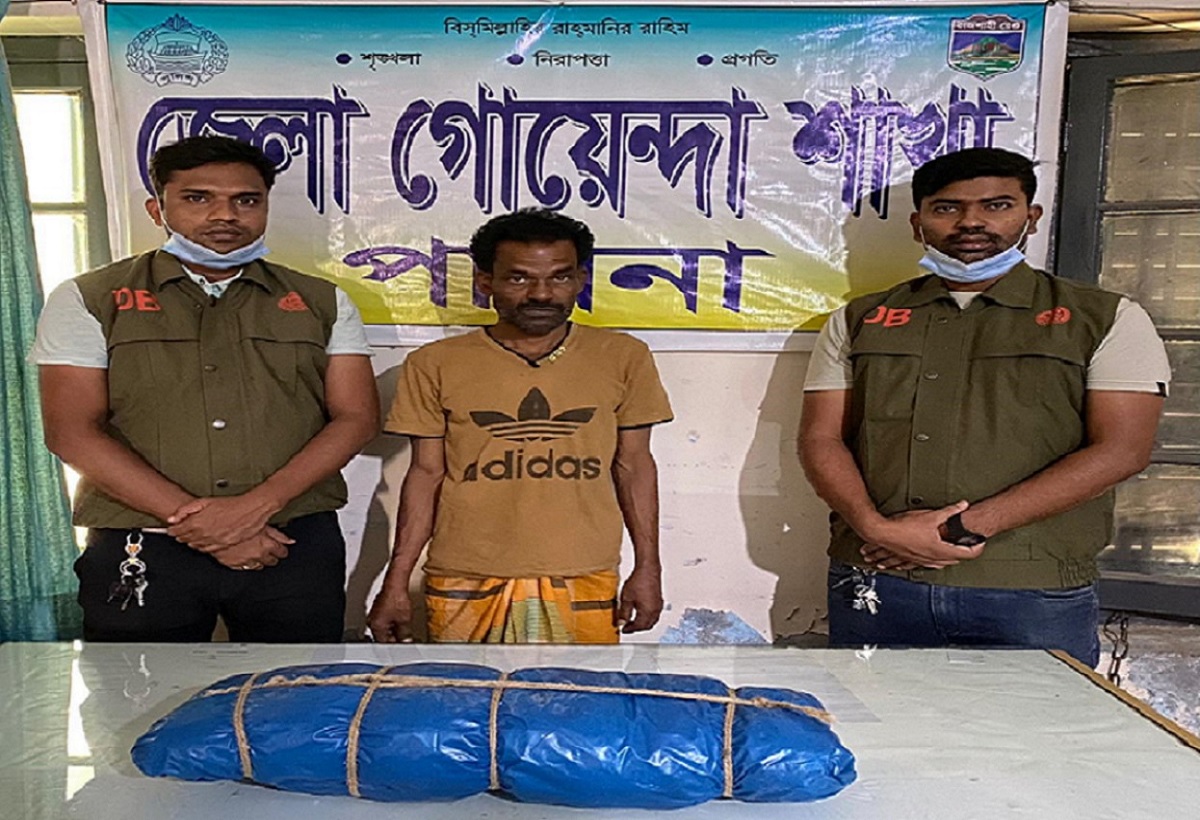 পাবনায় ৫ কেজি গাঁজাসহ মাদক ব্যবসায়ী আটক