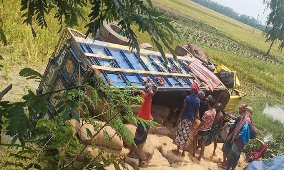 জয়পুরহাটে ধান বোঝাই ট্রাক উল্টে ১ জন নিহত