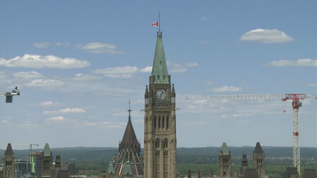 কানাডায় স্কুলে দেহাবশেষ উদ্ধার; শিশুদের শ্রদ্ধা জানাতে অর্ধনমিত কানাডার পতাকা