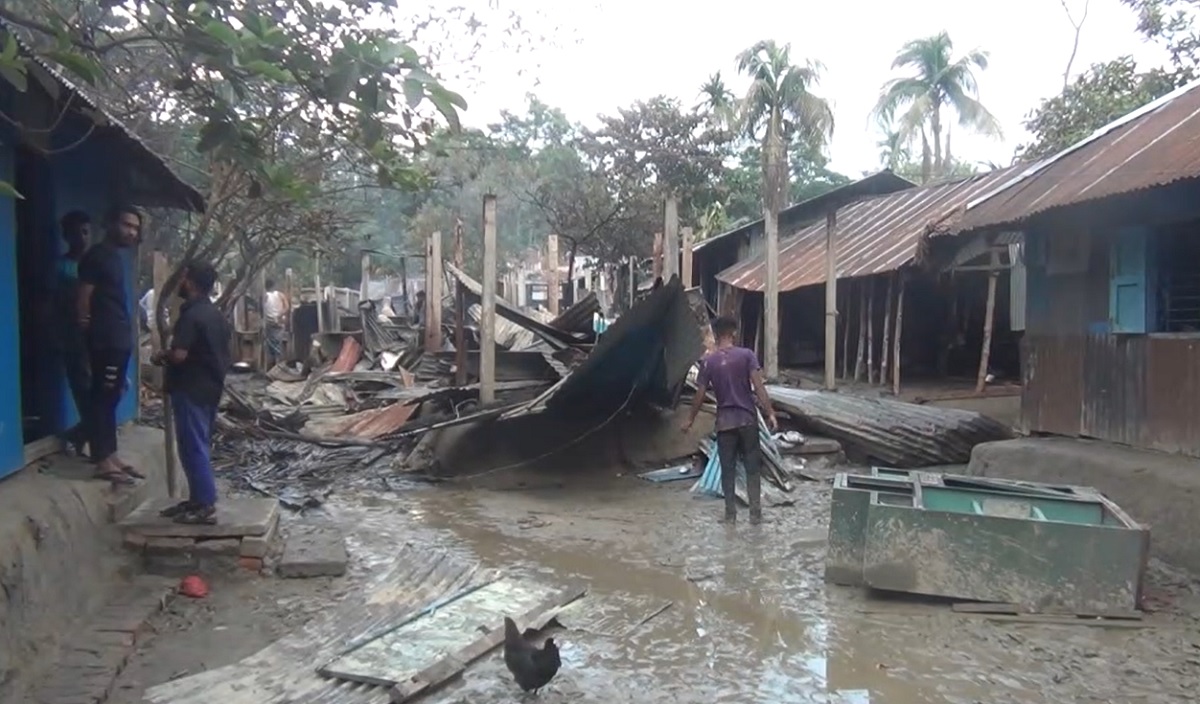ফেনীতে আগুনে পুড়ে ৮ পরিবার সর্বস্বান্ত
