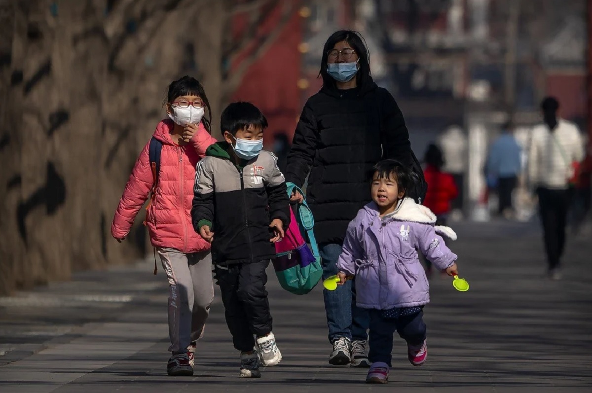 চীনা দম্পতিরা সর্বোচ্চ তিনটি সন্তানের জন্ম দিতে পারবে