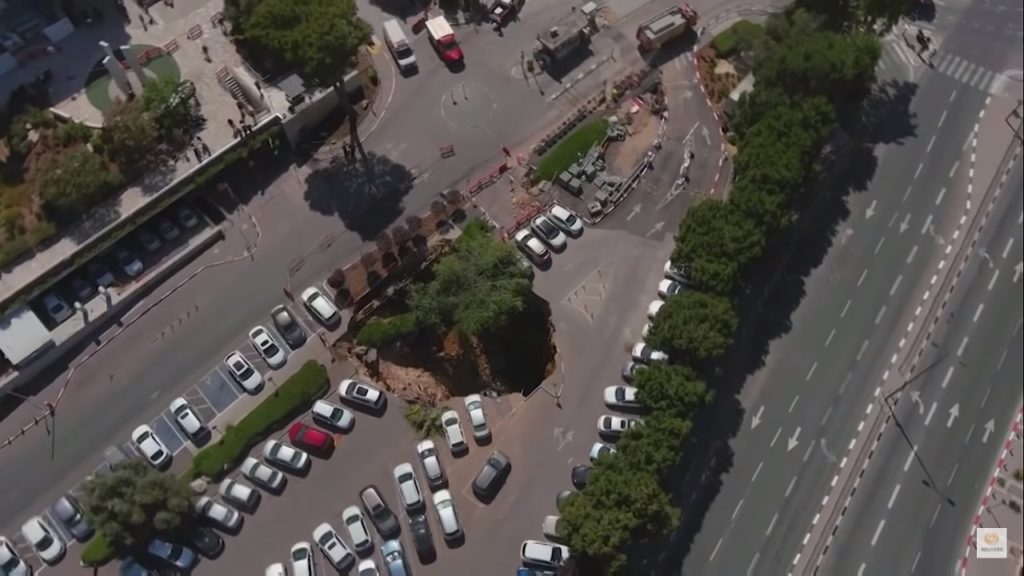 হঠাৎ পার্কিং লটে গর্ত হয়ে তলিয়ে যায় গাড়ি!