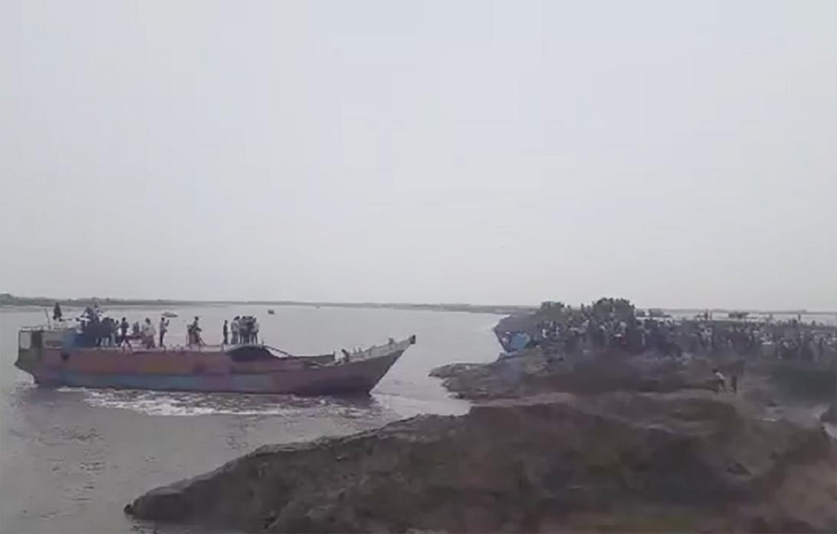 এমপিকে দেখেই কাদা ছুড়তে শুরু করে বিক্ষুব্ধ জনতা