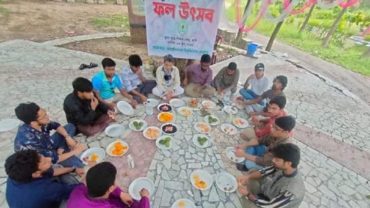বাহারি রকমের ফল উৎসবে মেতেছে জাবি ক্যাম্পাস