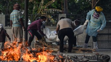 ভারতে করোনায় মোট প্রাণহানি সাড়ে ৩ লাখ ছুঁইছুঁই ভারতে করোনায় মোট প্রাণহানি সাড়ে ৩ লাখ ছুঁইছুঁই