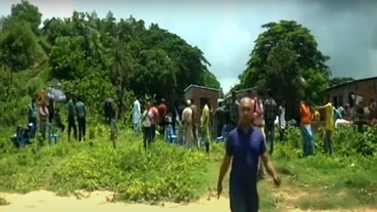 ঝুঁকিপূর্ণ পাহাড়ের পাদদেশ থেকে অর্ধশত পরিবার উচ্ছেদ