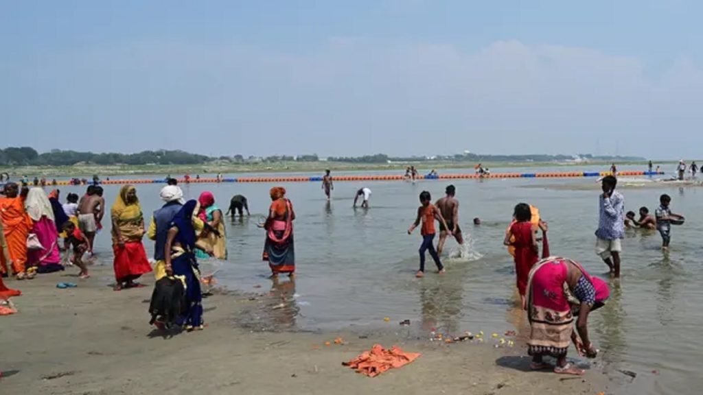 গঙ্গায় ভাসমান বাক্স থেকে নবজাতক উদ্ধার