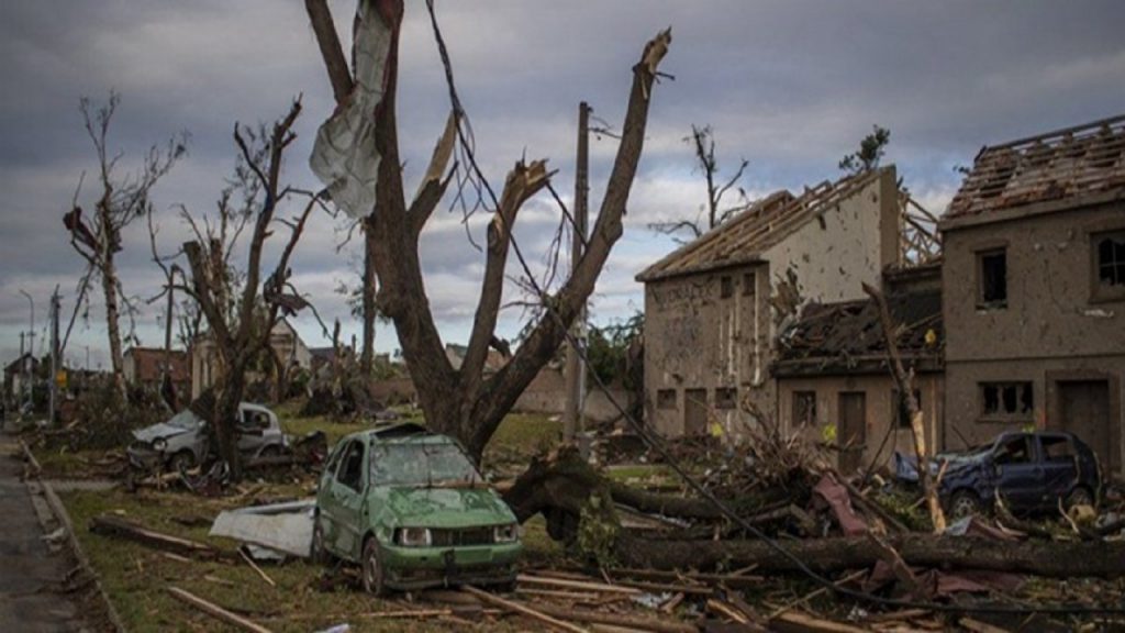 কয়েক মিনিটের টর্নেডোতে লণ্ডভণ্ড চেক প্রজাতন্ত্রের কয়েকটি গ্রাম