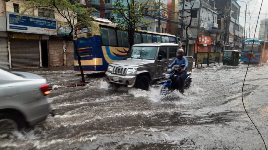 রাজধানীতে বৃষ্টির কারণে দক্ষিণ সিটির বিভিন্ন স্থানে সৃষ্টি হয়েছে জলাবদ্ধতা