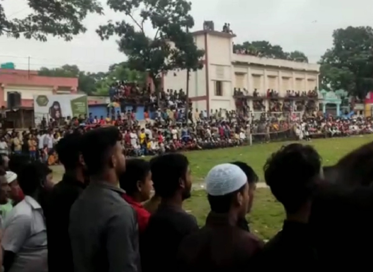 ব্রাহ্মণবাড়িয়ায় ১০ হাজার দর্শকের উপস্থিতিতে ফুটবল ম্যাচ, কিছুই জানে না প্রশাসন