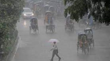 রাজধানীতে বৃষ্টি, বিপাকে অফিসগামী মানুষ