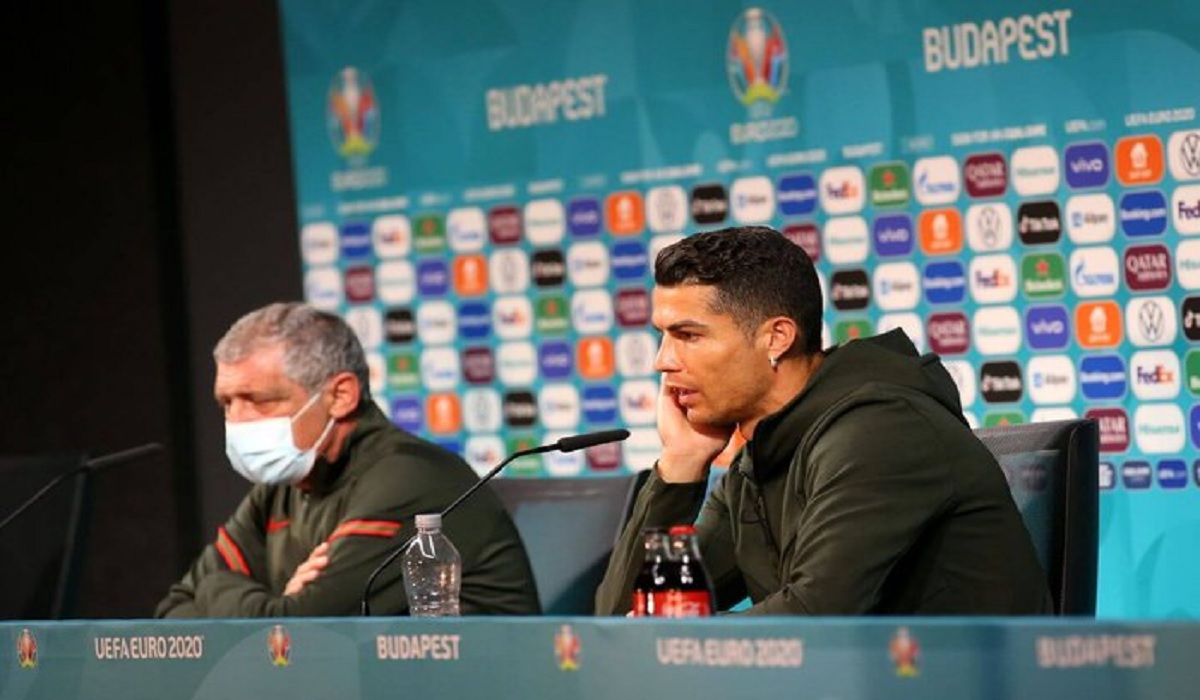 কোকাকোলার ৩৪ হাজার কোটি টাকার ক্ষতি করলো রোনালদো