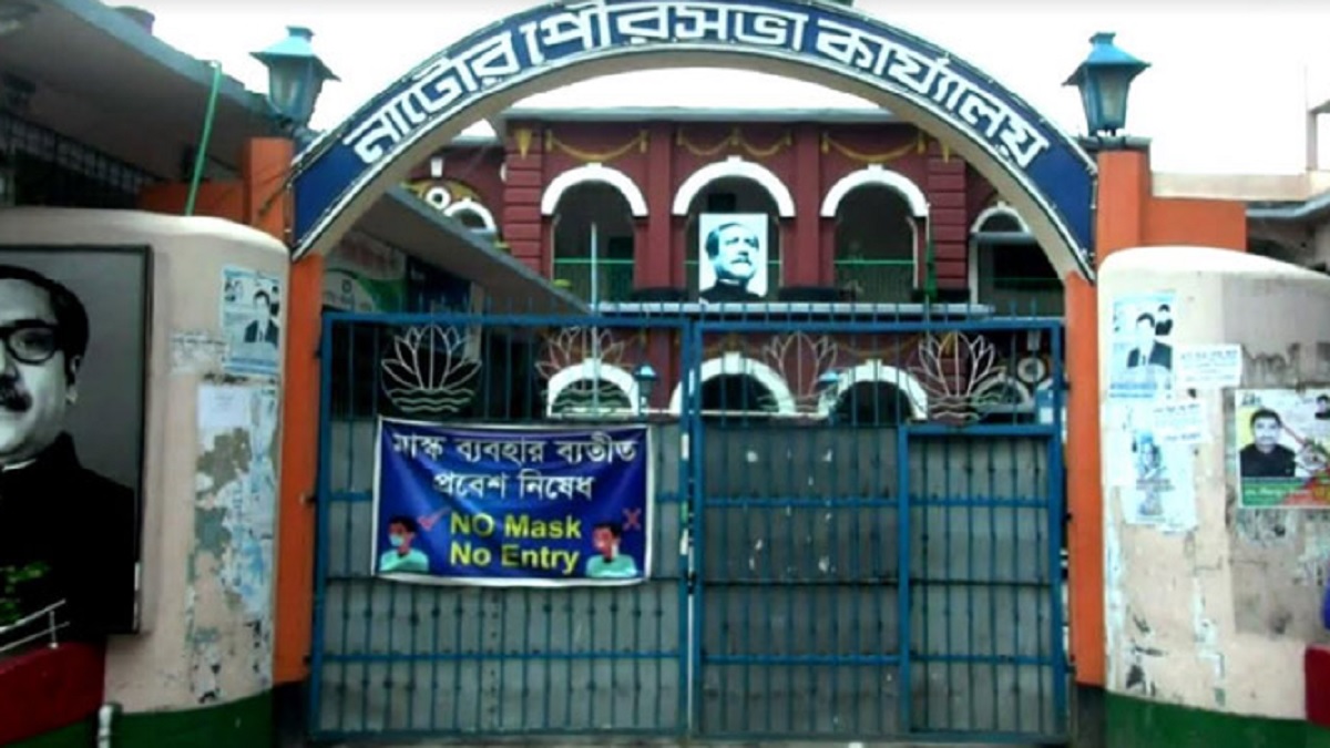 নাটোর পৌরসভা কার্যালয়ে লকডাউন ঘোষণা করেছে কর্তৃপক্ষ