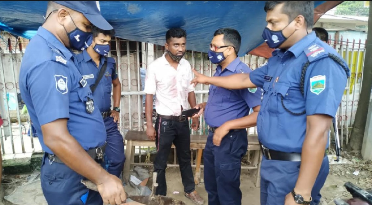 অস্ত্র নিয়ে মোটরসাইকেল ছাড়াতে গিয়ে কাউন্সিলর পুত্র আটক