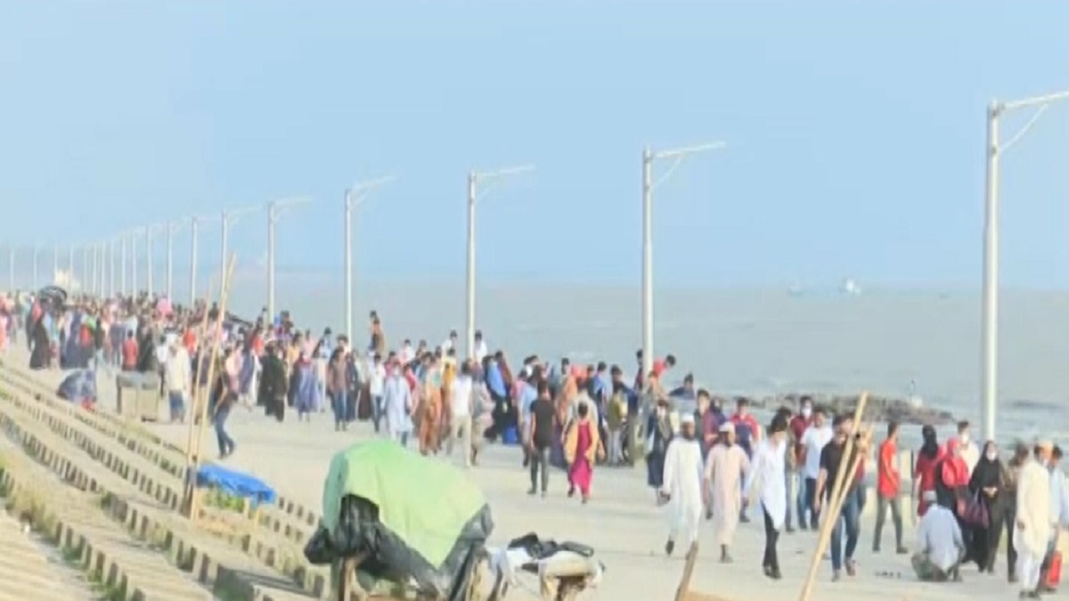 পতেঙ্গা সৈকতে নেই করোনার ভয়!