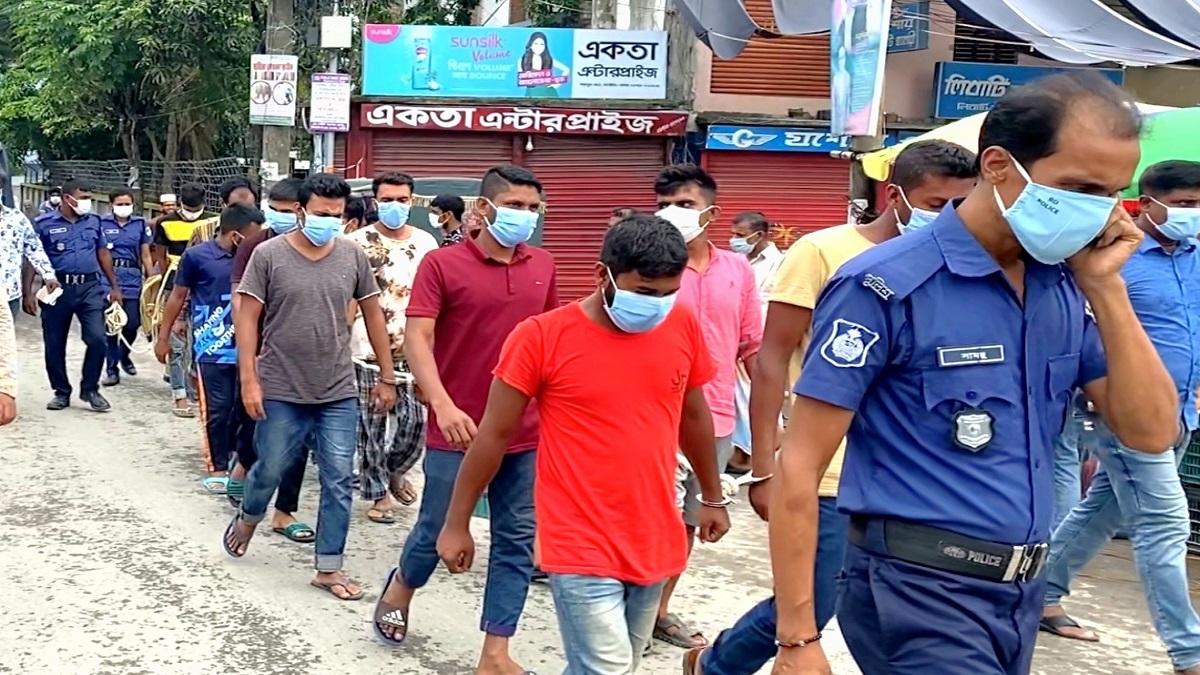 গাড়ির বদলে হাঁটিয়ে আদালতে নেয়া হলো জুয়াড়িদের