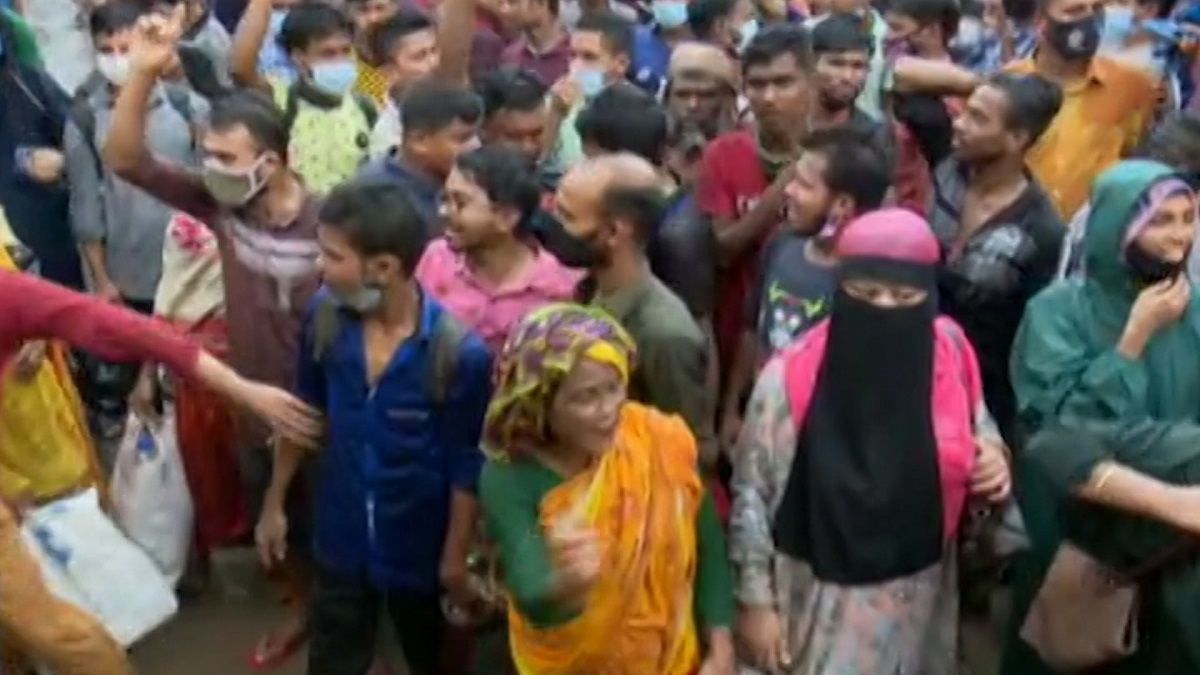 গণপরিবহন বন্ধ রেখে অফিস খোলা রাখার প্রতিবাদে চট্টগ্রামে সড়ক অবরোধ