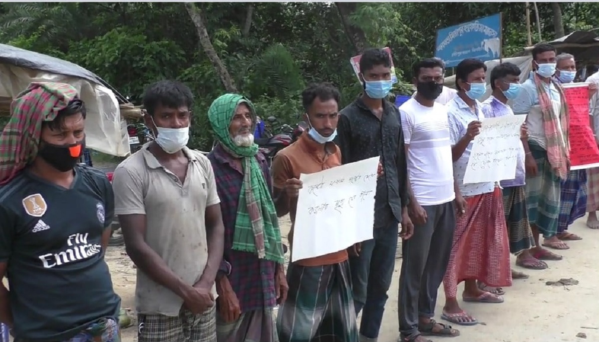 ঝিনাইদহে আমের ন্যায্য মূল্য নিশ্চিতের দাবিতে মানববন্ধন