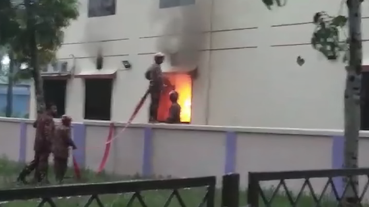 বরগুনায় আগুনে পুড়ে গেছে ভ্যাকসিন রাখার ফ্রিজ