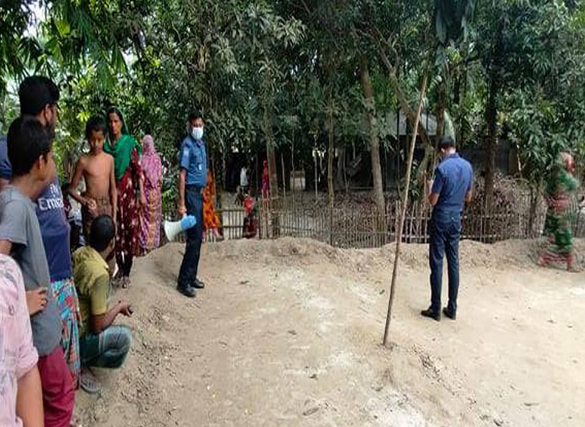 মাকে বাঁচাতে গিয়ে খুন হলো ছেলে