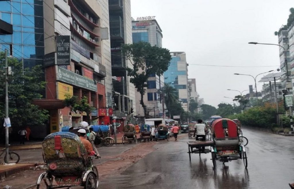 কঠোর লকডাউনের সপ্তম দিনে সড়কে বেড়েছে মানুষের চলাচল