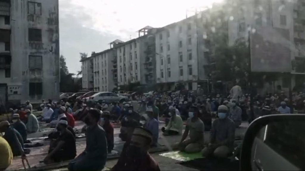 মালয়েশিয়ায় ঈদের নামাজে স্বাস্থ্যবিধি লঙ্ঘনে ৪৮ বাংলাদেশিকে রিমান্ড