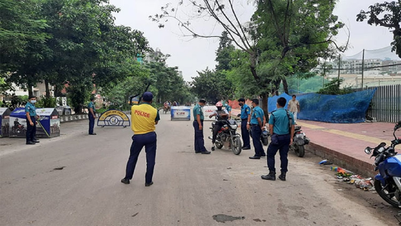 রাজধানীতে কঠোর লকডাউন অমান্য করায় আটক ২৪৯, মামলা ২২২টি রাজধানীতে কঠোর লকডাউন অমান্য করায় আটক ২৪৯, মামলা ২২২টি