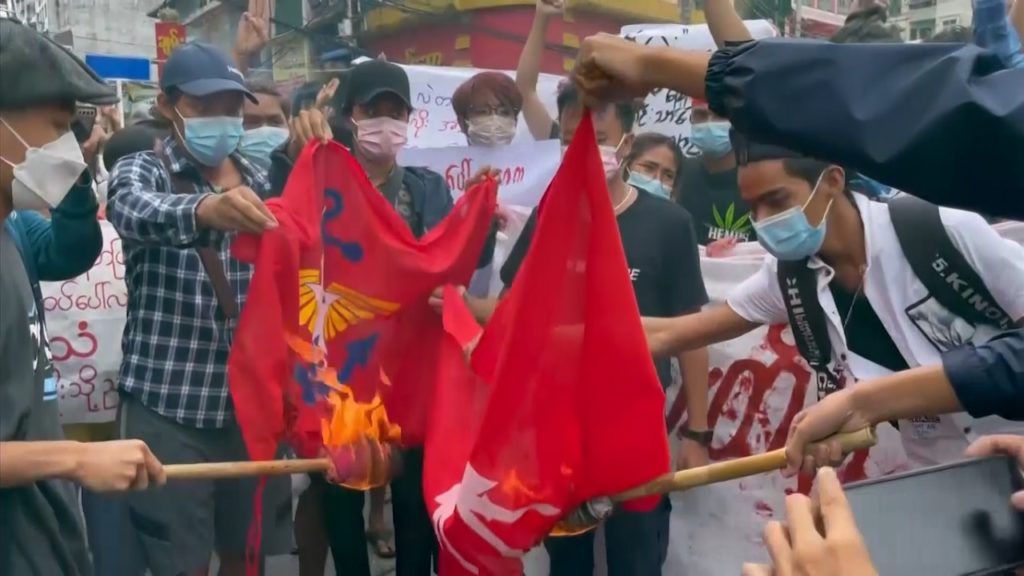 সামরিক পতাকা জ্বালিয়ে জান্তার প্রতি ক্ষোভ প্রকাশ মিয়ানমারের জনতার