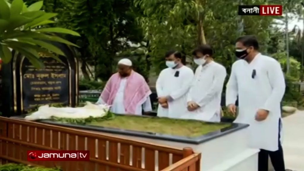 বীর মুক্তিযোদ্ধা নুরুল ইসলামের মৃত্যুবার্ষিকীতে কবরে ফুল দিয়ে শ্রদ্ধা নিবেদন