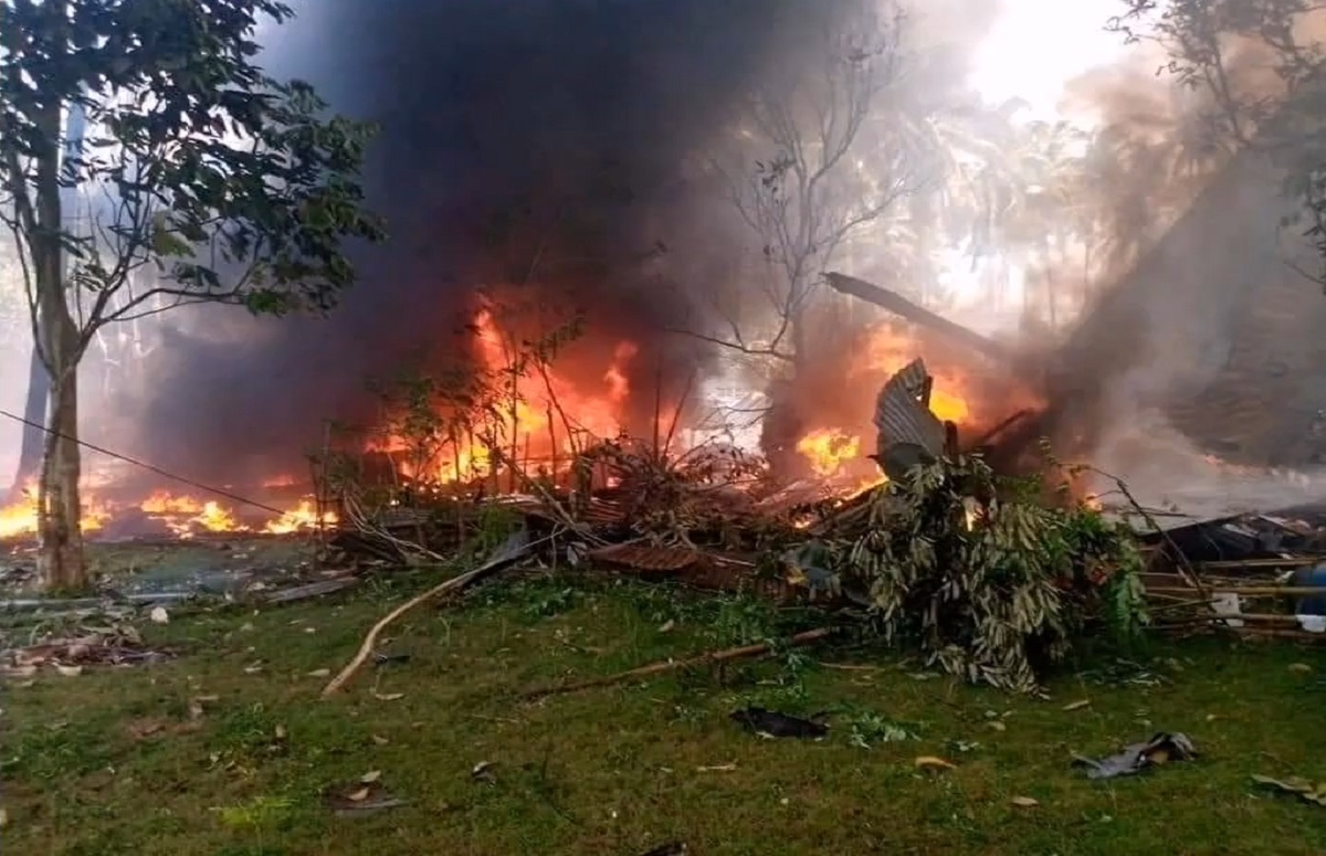 ফিলিপাইনের সামরিক বিমান বিধ্বস্ত প্রাণহানি কমপক্ষে ১৭ আরোহীর