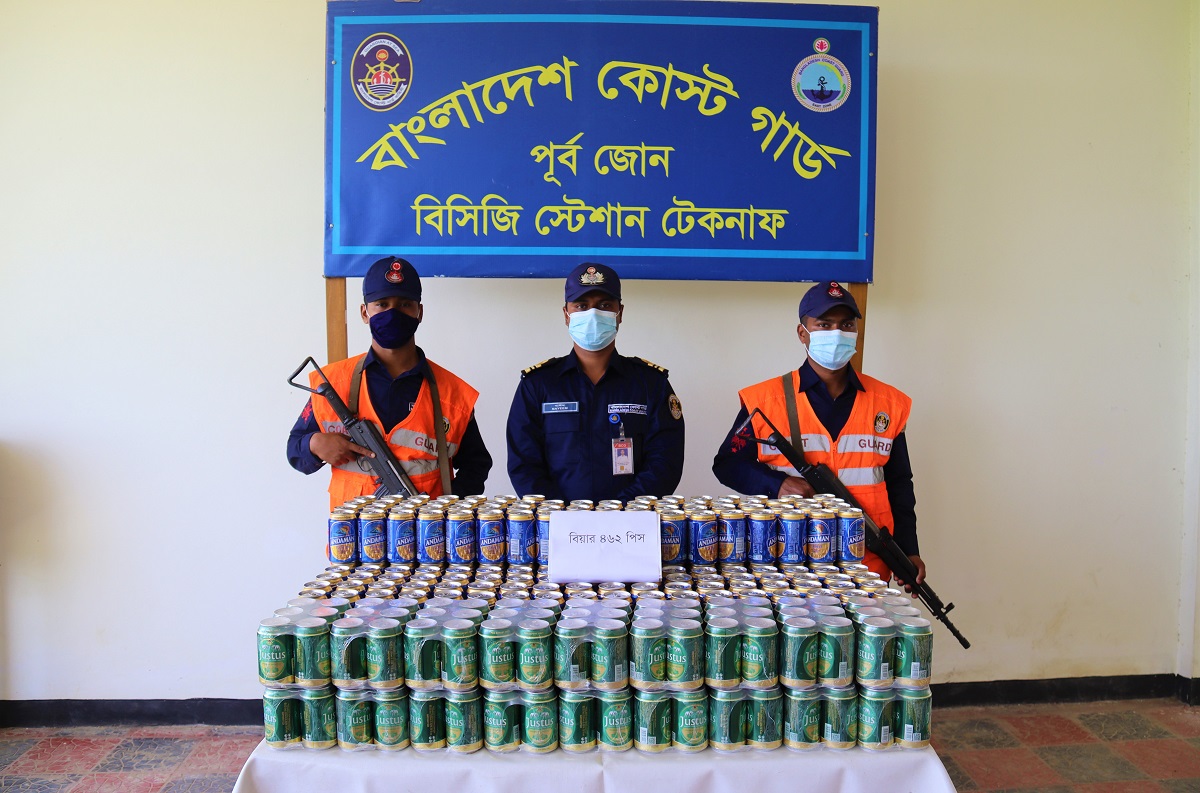 টেকনাফের কোস্ট গার্ডের অভিযানে ৪৬২ পিস বিয়ার জব্দ