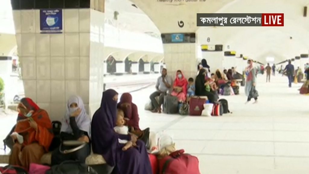 স্বাস্থ্যবিধি মেনেই কমলাপুর ছেড়ে যাচ্ছে ট্রেনগুলো: স্বাস্থ্যবিধি মেনেই কমলাপুর ছেড়ে যাচ্ছে ট্রেনগুলো