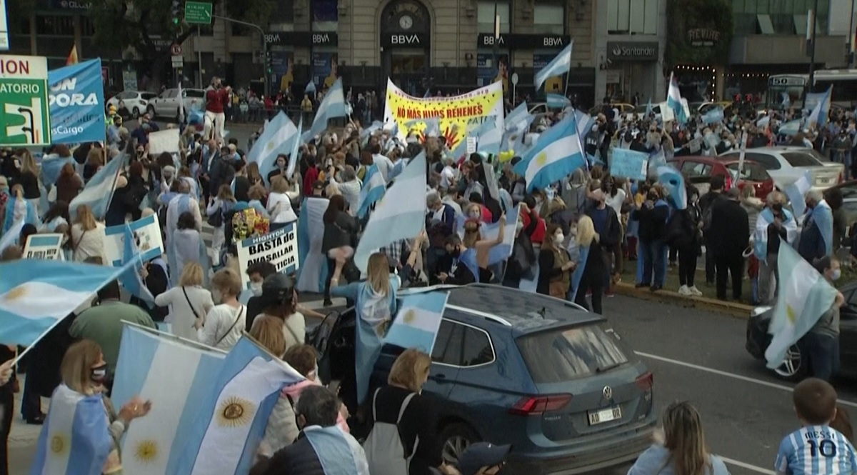 সরকার বিরোধী আন্দোলনে উত্তাল আর্জেন্টিনা