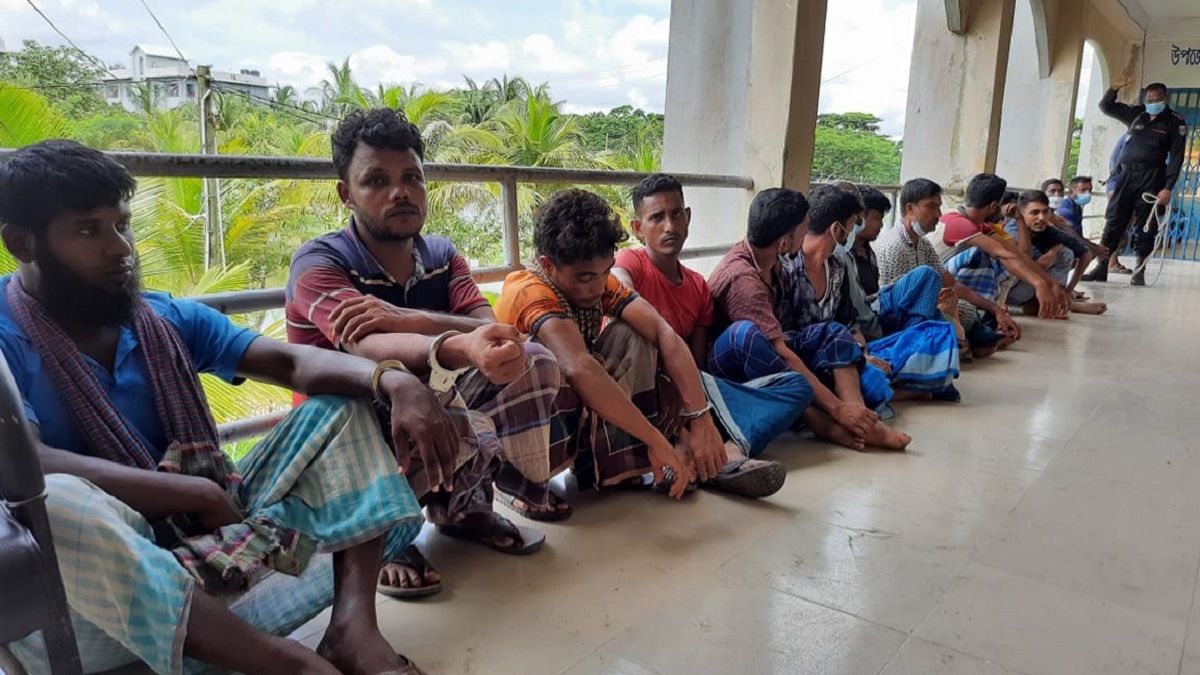 পটুয়াখালীতে দেড় কোটি টাকার চিংড়ি রেণু পোনা জব্দ, আটক ১৮