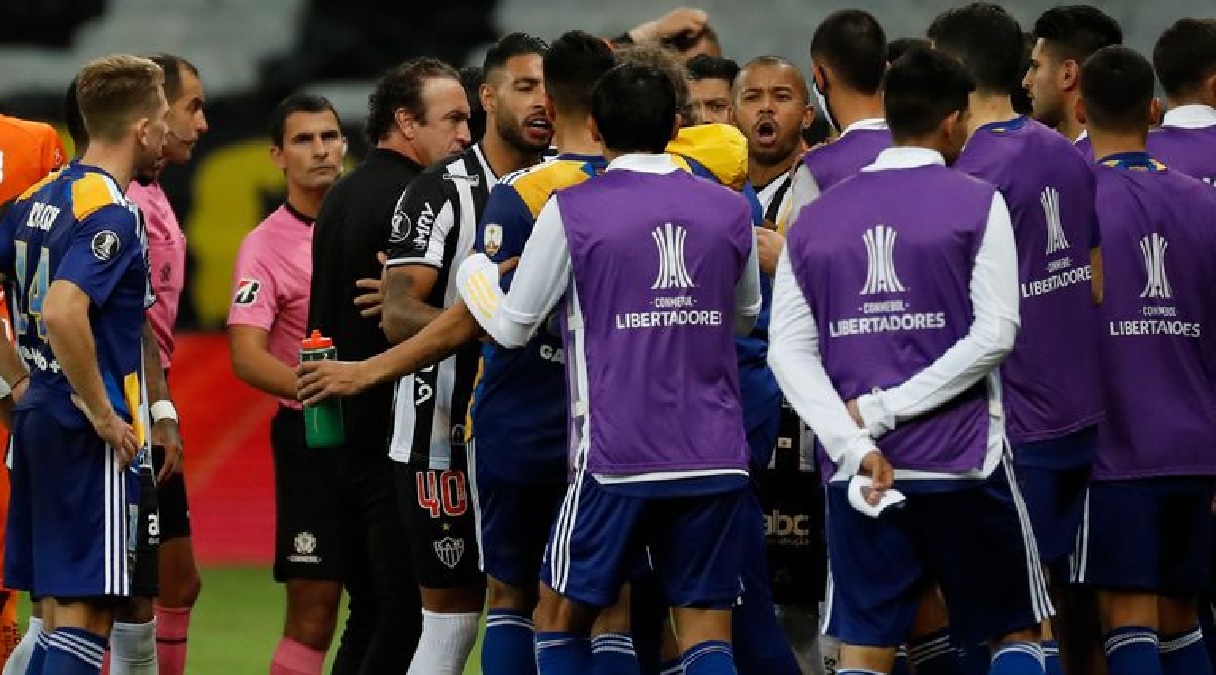 রেফারির সিদ্ধান্ত নিয়ে সংঘর্ষে লিপ্ত আর্জেন্টিনা ও ব্রাজিলের খেলোয়াড়