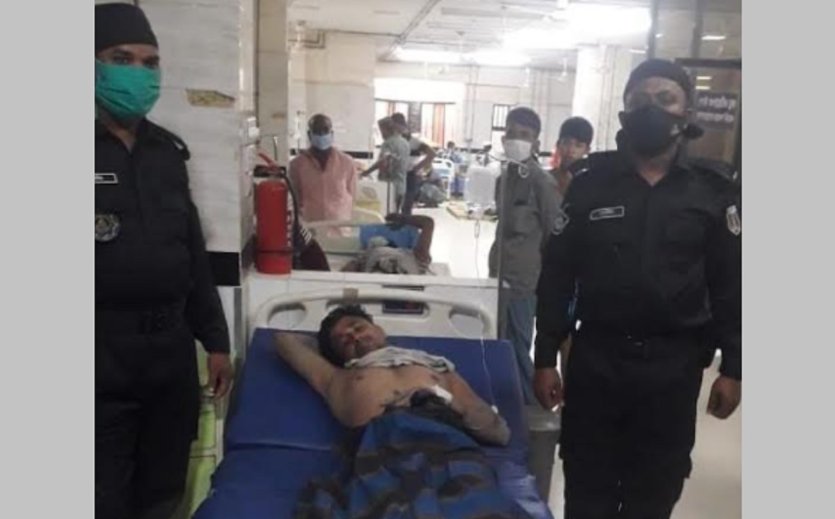 টেকনাফে অস্ত্র-ইয়াবাসহ গুলিবিদ্ধ মাদক কারবারি আটক