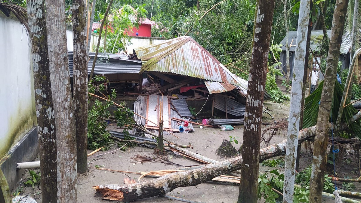 ফরিদপুরে ১ মিনিটের ঝড়ে লণ্ডভণ্ড প্রায় অর্ধশতাধিক বাড়ি