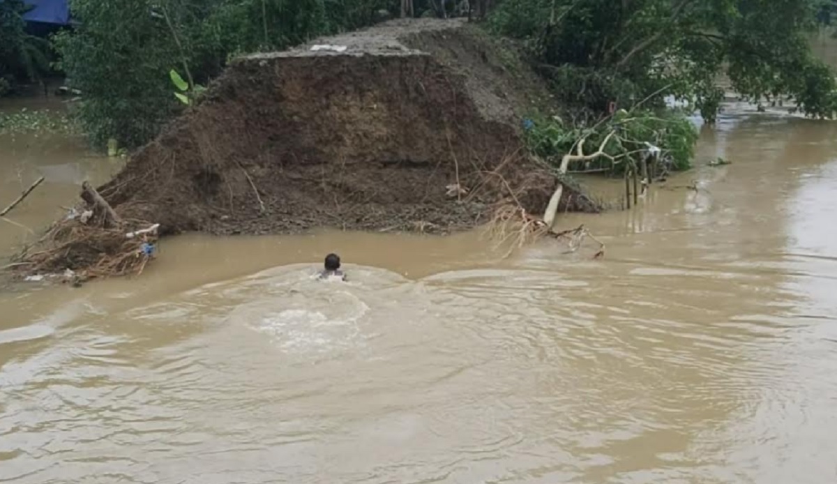 ফেনীতে ১০ গ্রাম প্লাবিত: ঢলের পানি কমলেও কাটেনি আতঙ্ক
