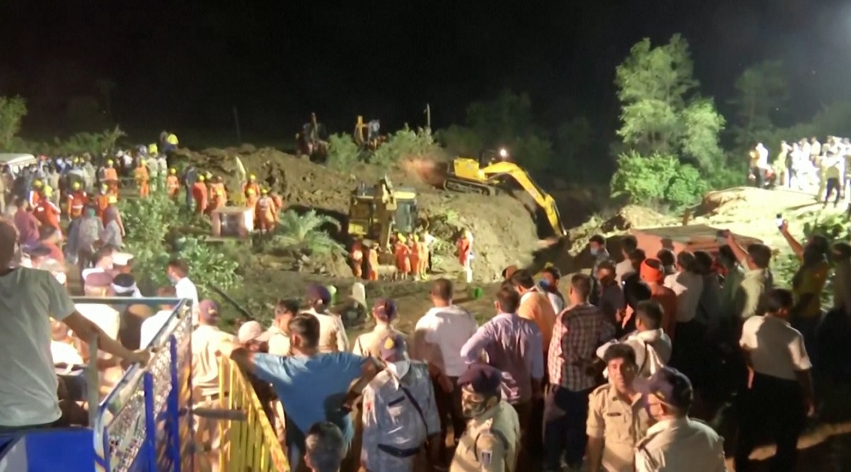 এক শিশুকে উদ্ধার করতে গিয়ে কুয়ায় পড়লেন ৩০ উদ্ধারকারী