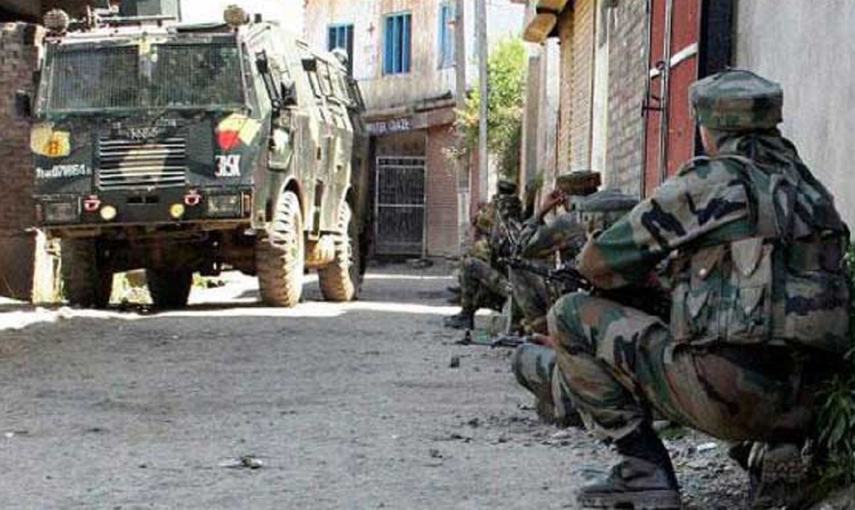 কাশ্মিরে গোলাগুলিতে এক ভারতীয় সেনাসহ ৬ জন নিহত