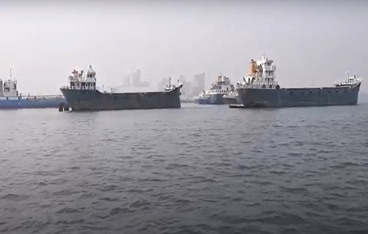 মুন্সিগঞ্জে ক্রুদের জিম্মি করে লাইটার জাহাজে ডাকাতির অভিযোগ