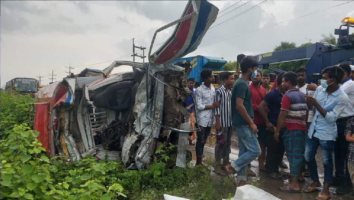 নরসিংদীতে কাভার্ড ভ্যান-লেগুনা সংঘর্ষে ৫ জন নিহত, আহত ৮