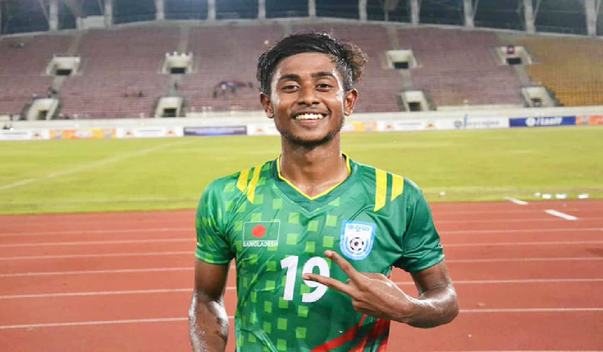 বহিস্কার হলেন ফুটবলার রবিউল হাসান