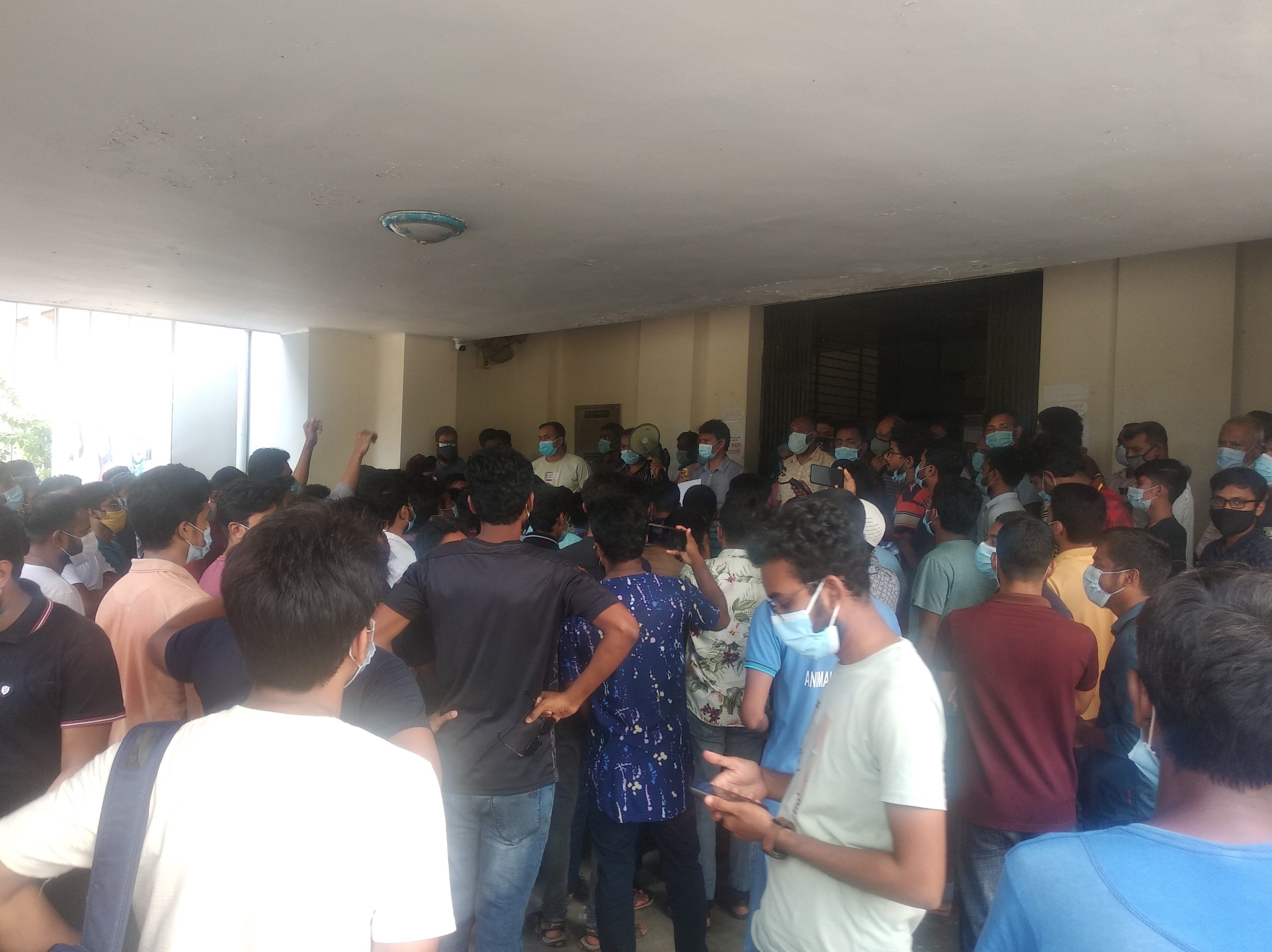 বিশ্ববিদ্যালয়ের বাসে বাড়ি ফেরার দাবিতে রাবির প্রশাসন ভবনে তালা