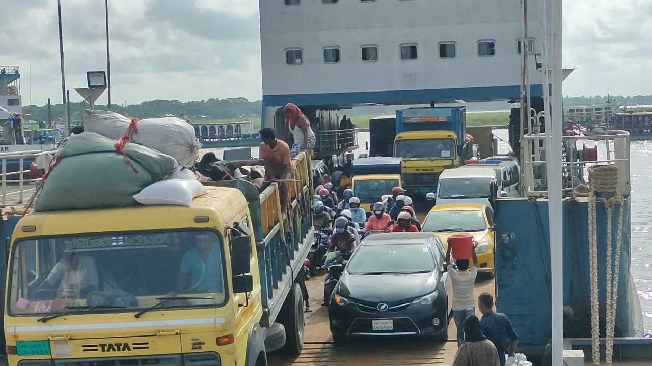 শিমুলিয়াঘাটে ঘরমুখো মানুষের ঢল