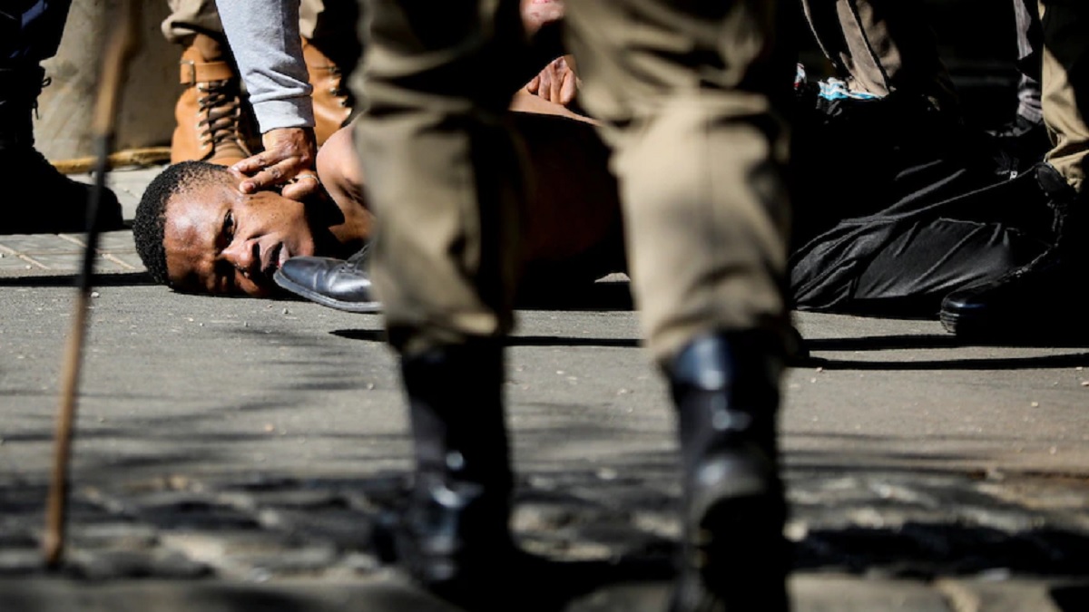 সেনা মোতায়েনের পর দক্ষিণ আফ্রিকার পরিস্থিতি কিছুটা স্বাভাবিক