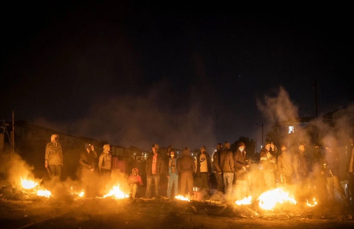 দক্ষিণ আফ্রিকায় সরকার বিরোধী সহিংসতায় মৃতের সংখ্যা বেড়ে ৩৩৭