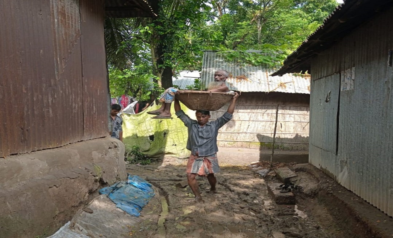 চাচাকে টুকরিতে করে ফার্মেসিতে নিয়ে গেলেন ভাতিজা