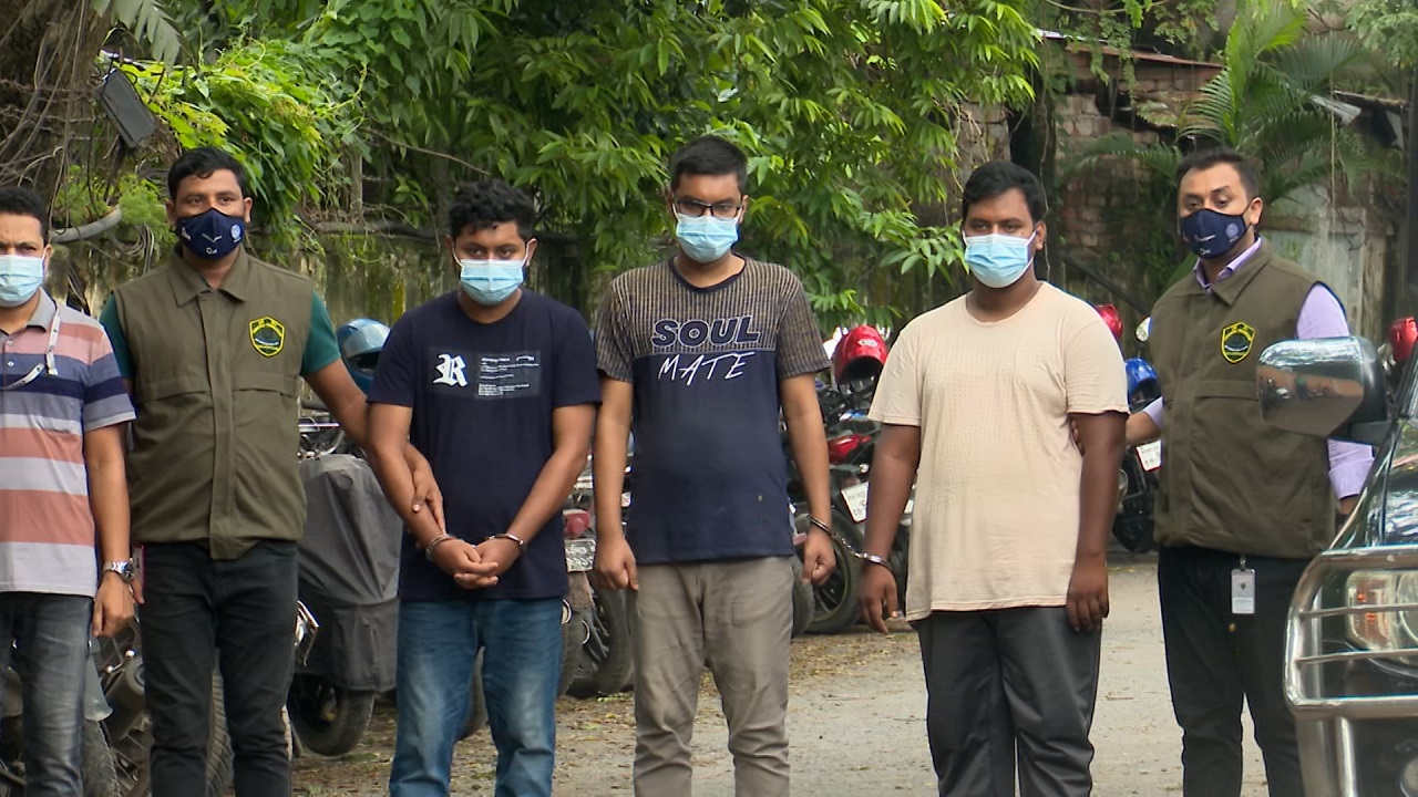 হ্যাকার গ্রুপের ৩ সদস্য গ্রেফতার হ্যাকার গ্রুপের দুই সদস্য গ্রেফতার