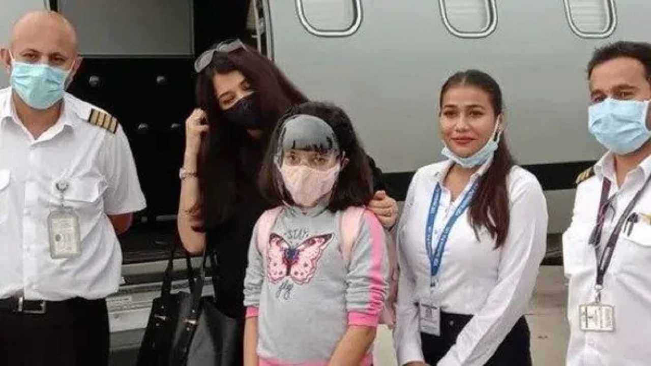 ‘পুণ্যিয়ানি সেলভান’র শুটিংয়ে আরাধ্যাকে নিয়ে মুম্বাই ছাড়লেন ঐশ্বরিয়া 'পুণ্যিয়ানি সেলভান'র শুটিংয়ে আরাধ্যাকে নিয়ে মুম্বাই ছাড়লেন ঐশ্বর্য